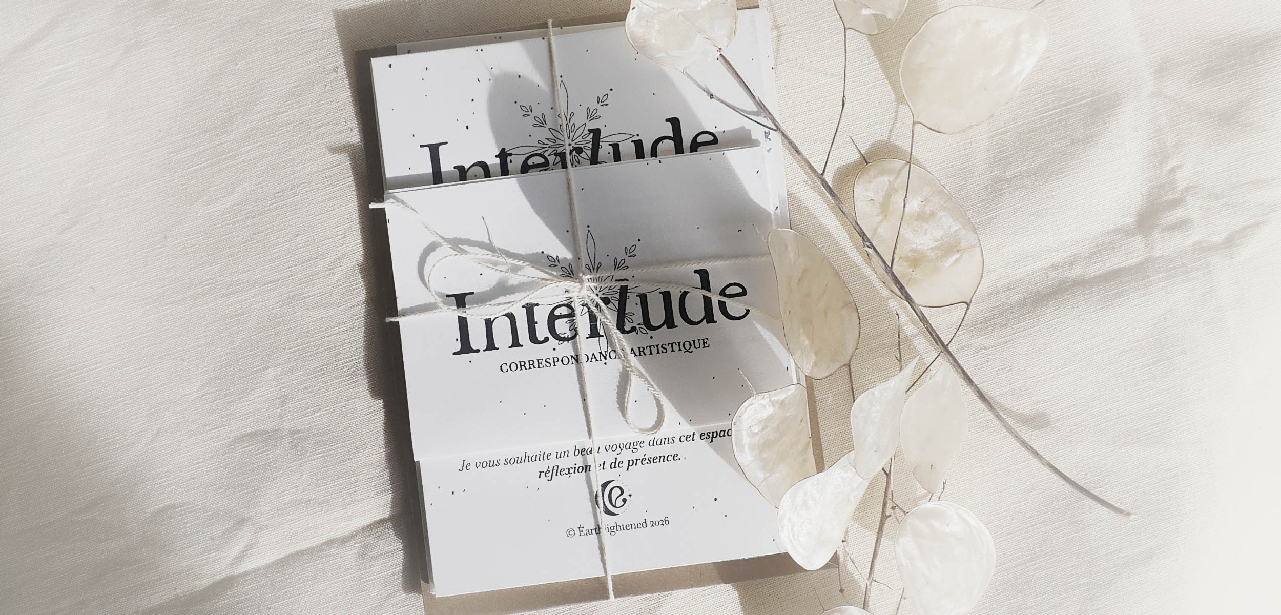 Idée cadeau originale : offrir un abonnement annuel de correspondance artistique avec mot personnalisé.